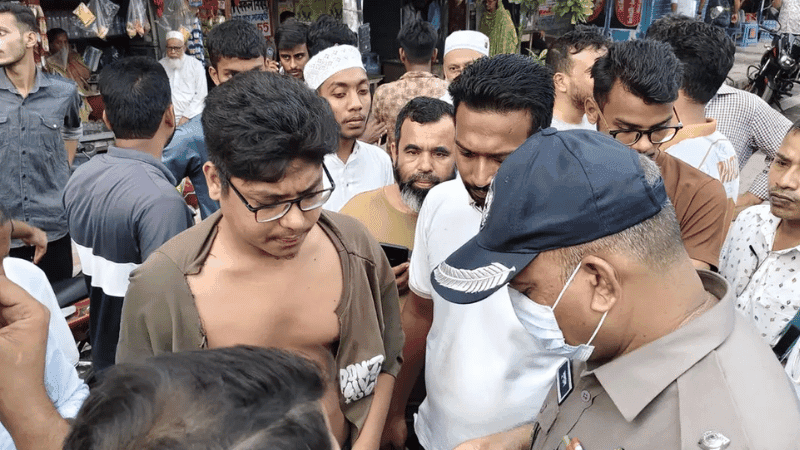 মিরপুর বাংলা কলেজে ছাত্রলীগ সন্দেহে শিক্ষার্থী আটক