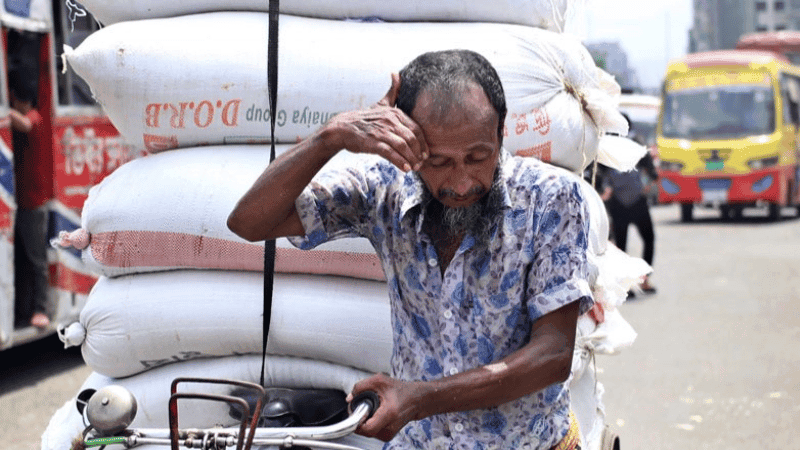চরম তাপদাহে কমছে আয়, বাড়ছে চিকিৎসা ব্যয়; ঝুঁকিতে বাংলাদেশের লাখো পরিবার: প্রতিবেদন