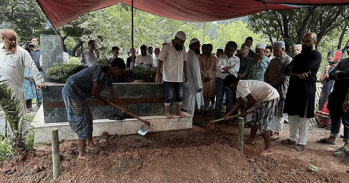 শহীদ বুদ্ধিজীবী কবরস্থানে চিরনিদ্রায় শায়িত হলেন তৌফিক ইমরোজ খালিদী