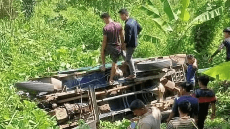সাজেকে পর্যটকবাহী গাড়ি খাদে পড়ে নিহত ১, আহত ১১