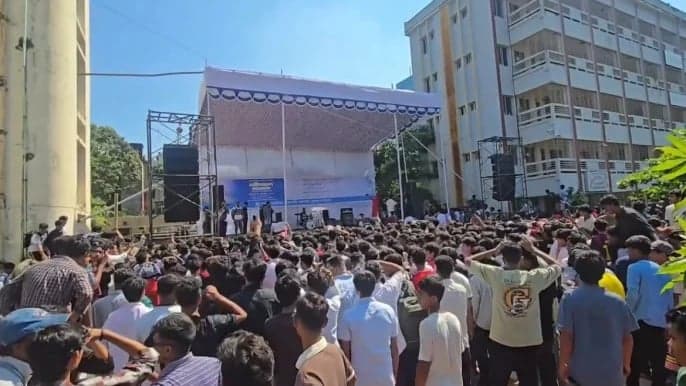 কওমি শিক্ষার্থীদের বাধা পেরিয়ে ব্রাহ্মণবাড়িয়ায় কনসার্ট, মানুষের ঢল