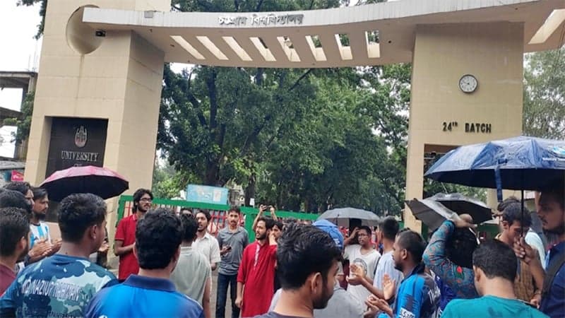 চাঁদার না দেয়ায়  স্থানীয়দের হামলায় আহত দুই শিক্ষার্থী