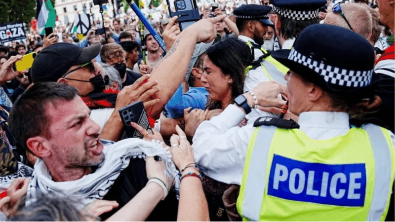 লন্ডনে প্যালেস্টাইন সমর্থনে বিক্ষোভ,  গ্রেপ্তার ৪ শতাধিক