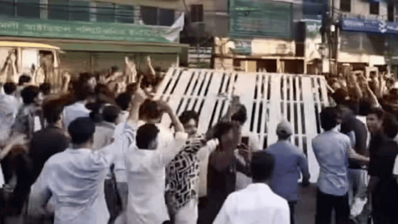 চট্টগ্রাম শিক্ষা বোর্ডের গেট খুলে নিয়ে গেল শিক্ষার্থীরা