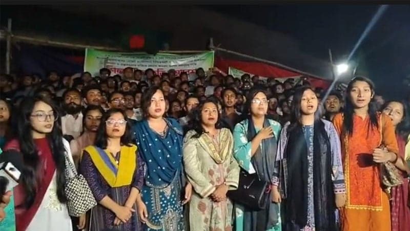রাজু ভাস্কর্যে সমবেতকণ্ঠে জাতীয় সংগীত পরিবেশন