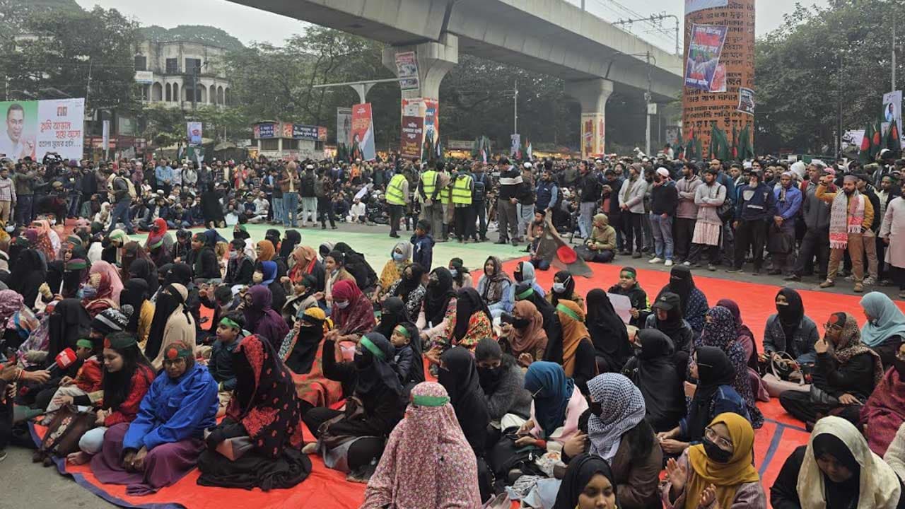 হাদি হত্যার বিচারের দাবিতে উত্তরায় সড়ক অবরোধ, যানচলাচল বন্ধ