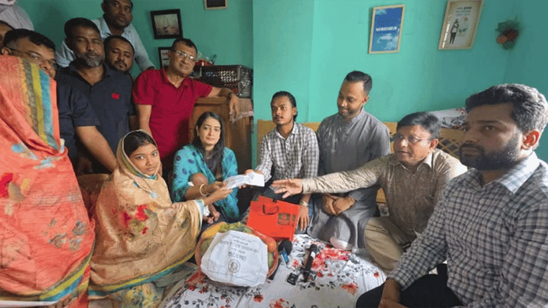 গণঅভ্যুত্থানে আহত সুজনের নবজাতক শিশুকন্যার জন্য উপহার পাঠালেন প্রধানমন্ত্রী