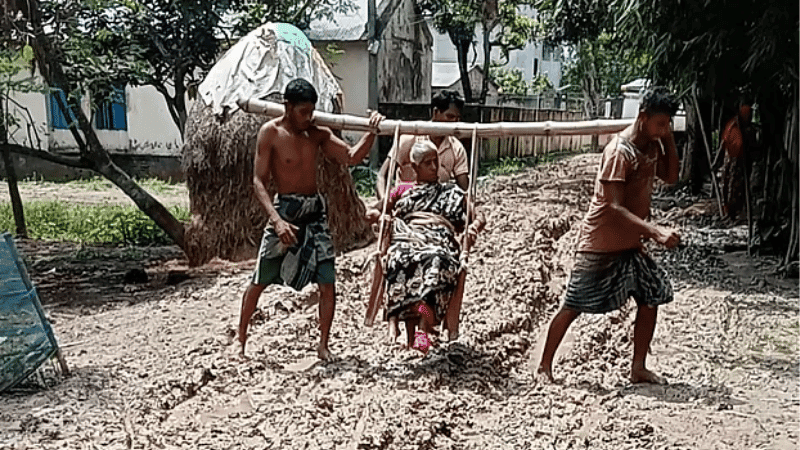 কাদায় চলে না গাড়ি, অসুস্থ মাকে বাঁশে ঝুলানো চেয়ারে হাসপাতালে নিলেন ছেলেরা