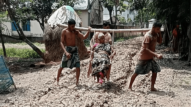 কাদায় চলে না গাড়ি, অসুস্থ মাকে বাঁশে ঝুলানো চেয়ারে হাসপাতালে নিলেন ছেলেরা