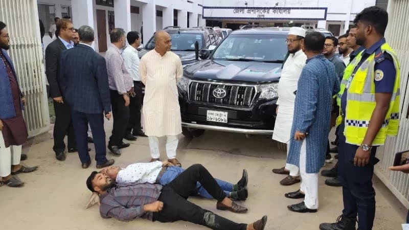 ভোলায় তিন উপদেষ্টাকে অবরুদ্ধ করে বিক্ষোভ