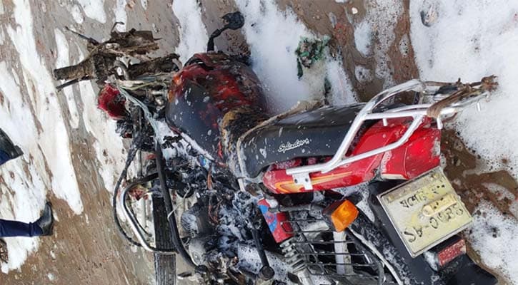 যশোরে ফিলিং স্টেশন থেকে তেল নেওয়ার পর মোটরসাইকেলে আগুন