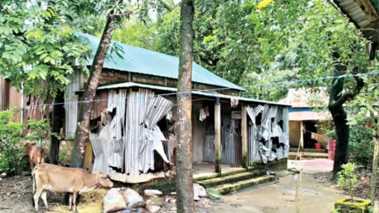 সুনামগঞ্জে ধর্ম অবমাননার অভিযোগে মন্দির ও বাড়িঘর ভাঙচুর, আতঙ্কে হিন্দু সম্প্রদায়