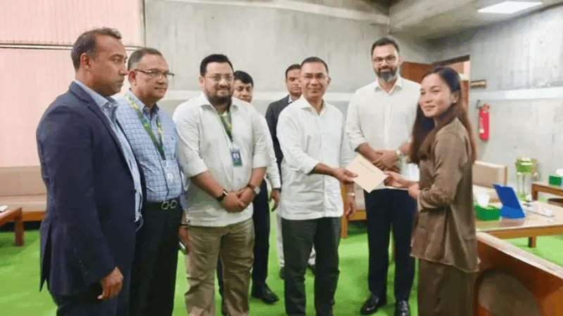 ঋতুপর্ণা চাকমার হাতে আর্থিক সহায়তা তুলে দিলেন প্রধানমন্ত্রী