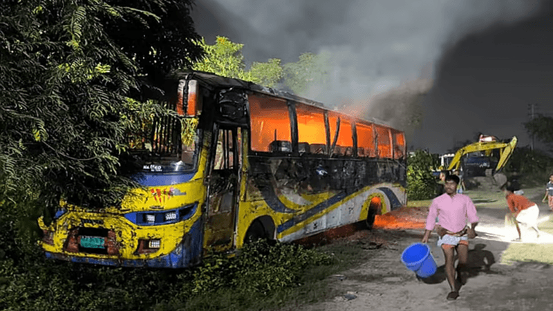 রাতভর রাজধানী ও দেশের বিভিন্ন জায়গায় ককটেল বিস্ফোরণ-আগুন