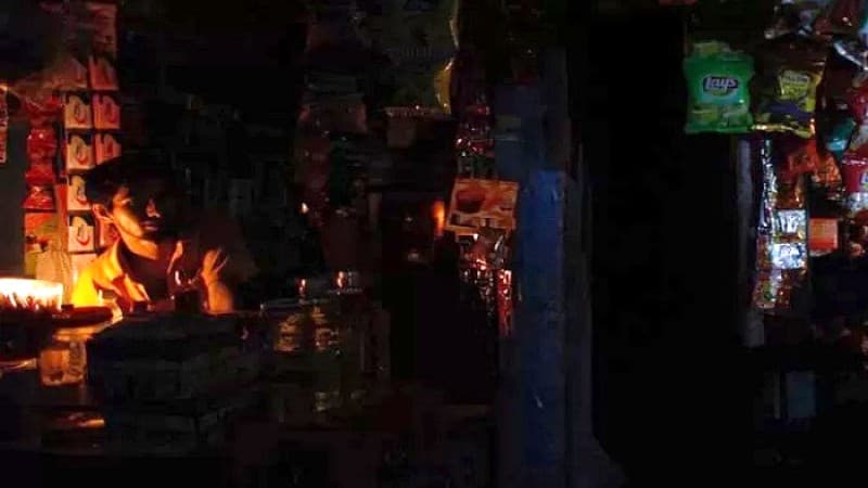 গ্রামে ঘণ্টার পর ঘণ্টা লোডশেডিং, বাড়ছে ‘জনরোষ’