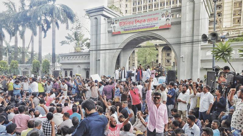 নগর ভবনের সামনে ইশরাকের সমর্থকদের অবস্থান কর্মসূচি অব্যাহত