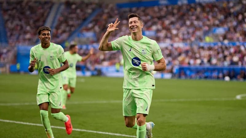 লেভানদোস্কির হ্যাটট্রিকে শীর্ষস্থান ধরে রাখল বার্সা