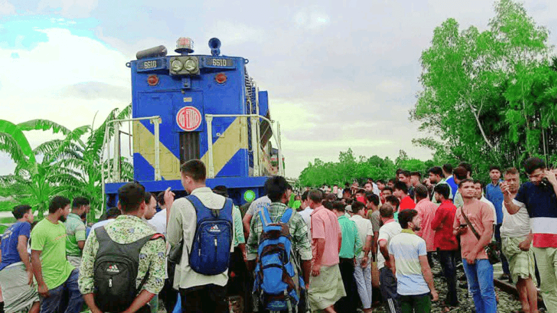 নীলফামারীতে ট্রেনে কাটা পড়ে ২ মোটরসাইকেলের আরোহী নিহত