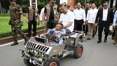 প্রতিবন্ধী ওয়াকিমুলের স্মার্ট কারে চড়লেন প্রধানমন্ত্রী