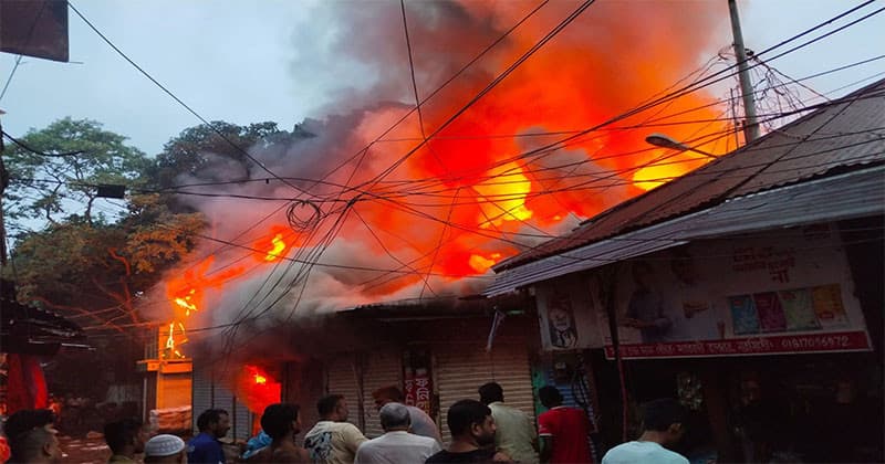 নরসিংদীতে আগুনে পুড়লো অর্ধ শতাধিক দোকান
