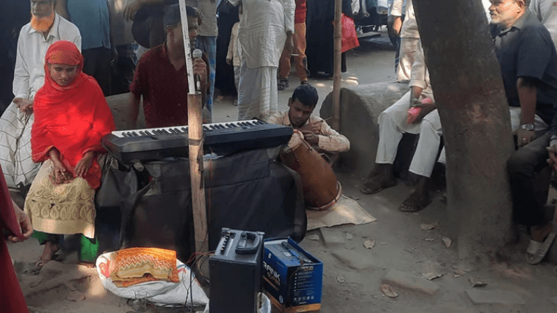 ৬ দিন পর আবারও মুক্তমঞ্চে গাইলেন দৃষ্টিপ্রতিবন্ধী হেলাল পরিবার