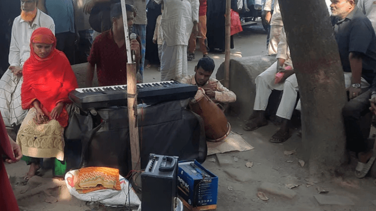 ৬ দিন পর আবারও মুক্তমঞ্চে গাইলেন দৃষ্টিপ্রতিবন্ধী হেলাল পরিবার