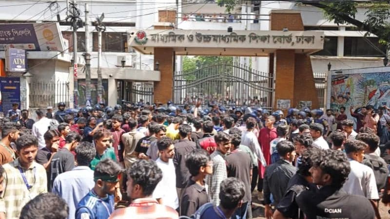পরীক্ষা শেষে সচিবালয় অভিমুখে ‘লংমার্চ’ করবেন শিক্ষার্থীরা