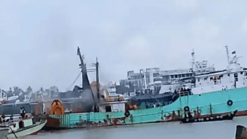 কর্ণফুলী নদীতে নৌযানে আগুন, দগ্ধ ৬ নাবিক
