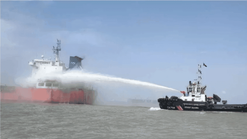 চট্টগ্রামে তেলবাহী জাহাজে আগুন