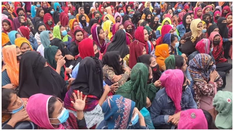 গাজীপুরে সরকার নির্ধারিত মজুরির দাবিতে পোশাক শ্রমিকদের বিক্ষোভ