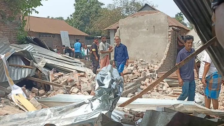 কুমিল্লায় দেয়াল ধসে হোটেল ম্যানেজারের মৃত্যু