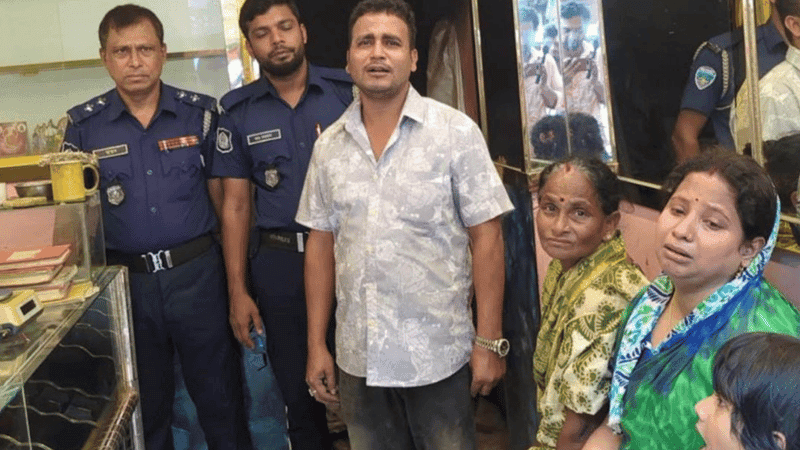 স্বর্ণের দোকানে ডাকাতি, বাধা দেওয়ায় নৈশপ্রহরীকে তুলে নিয়ে হত্যা