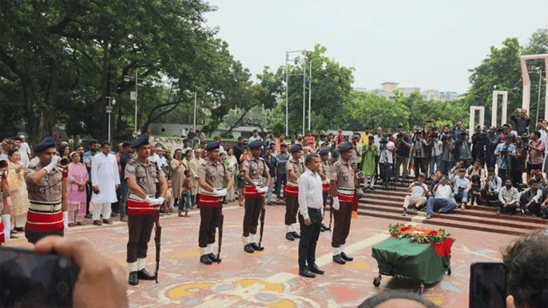 শহীদ মিনারে মুস্তাফা মনোয়ারকে শেষ শ্রদ্ধা ও গার্ড অব অনার
