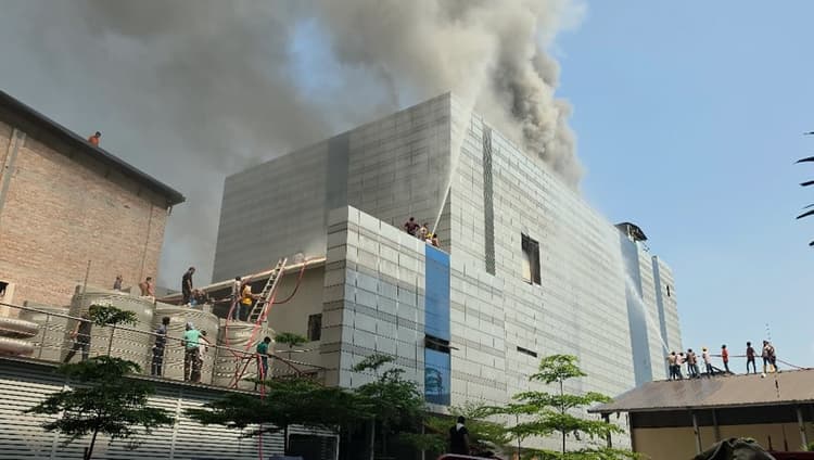 টঙ্গীতে আগুন নিয়ন্ত্রণে ফায়ার সার্ভিসের ১৮ ইউনিট, যোগ দিয়েছে সেনাবাহিনী
