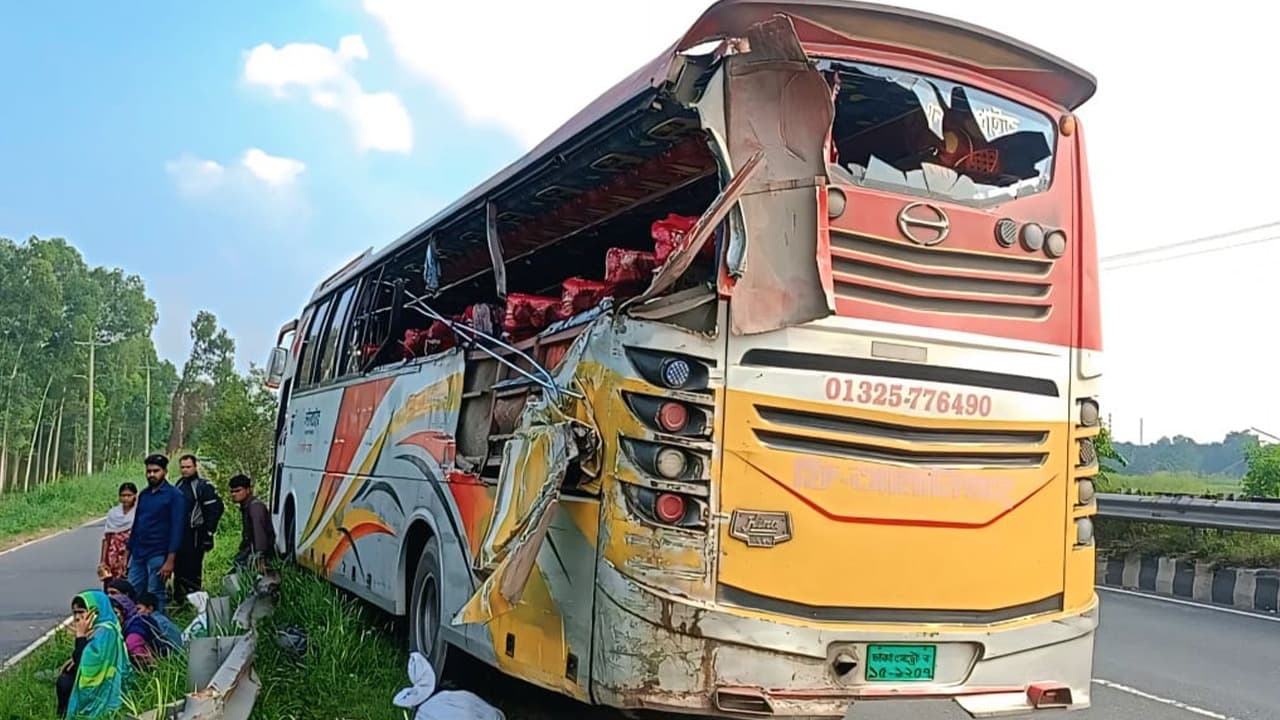 ঢাকা-টাঙ্গাইল মহাসড়কে বাস-ট্রাক সংঘর্ষে নারীসহ নিহত ৩, আহত ১২