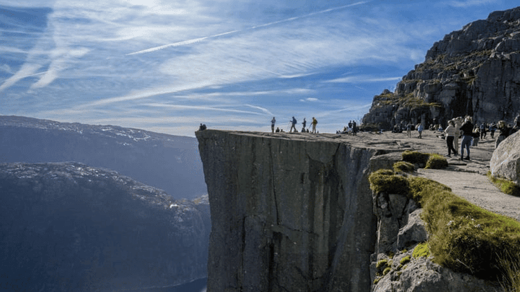 পালপিট রক: যেখানে দাঁড়ালে মনে হবে পৃথিবী এখানেই শেষ!