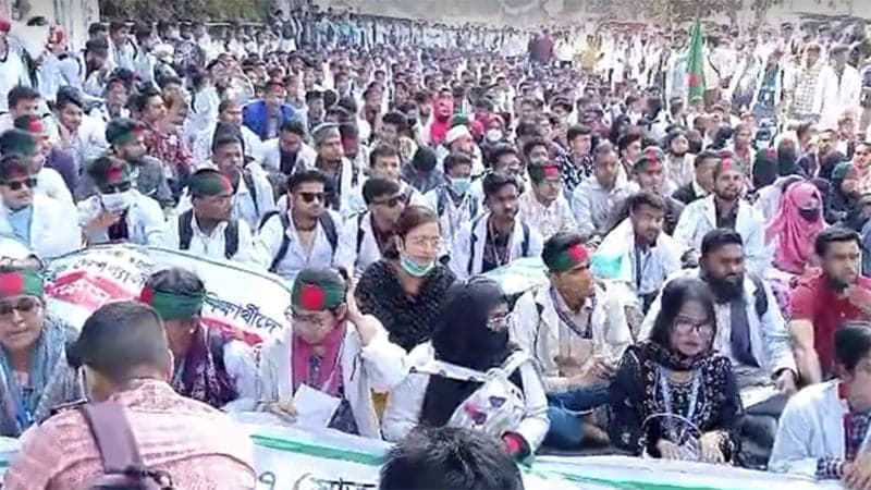 ৪ দফা দাবিতে শাহবাগে ম্যাটস শিক্ষার্থীদের অবস্থান