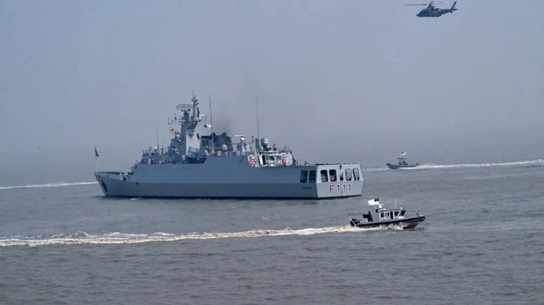 বঙ্গোপসাগরে বাংলাদেশ-ভারত নৌবাহিনীর যৌথ মহড়া