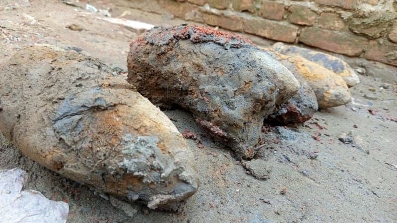 চট্টগ্রামে পাইলিংয়ের মাটি খুঁড়তে বেরিয়ে এলো ছয়টি বোমা