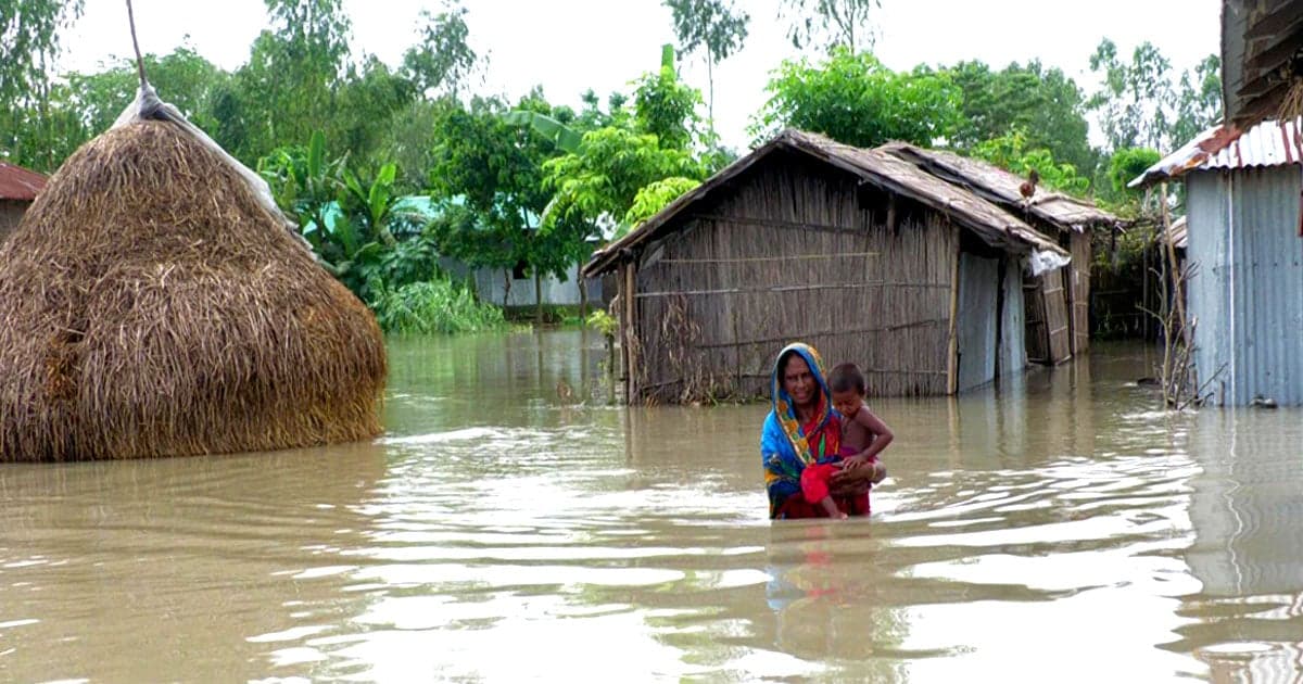 উত্তরাঞ্চলের বন্যার্তদের পাশে দাঁড়ান