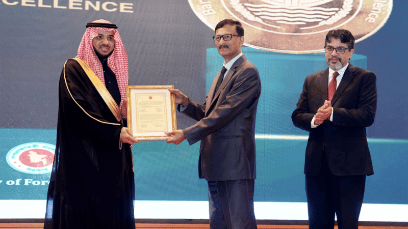 ‘ডিপ্লোমেটিক এক্সিলেন্স অ্যাওয়ার্ড’ পেলেন সৌদি রাষ্ট্রদূত