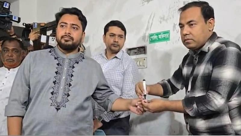 বাড্ডায় ভোট দিলেন নাহিদ ইসলাম