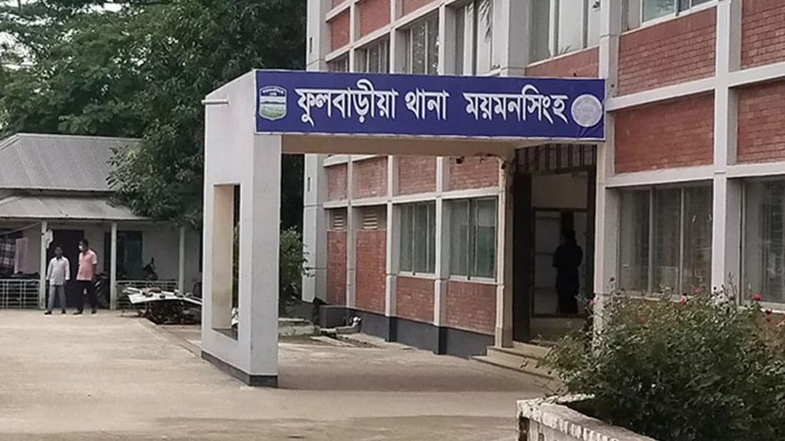 ফুলবাড়ীয়ায় বাসে আগুন, ভেতরেই পুড়ে নিহত চালক