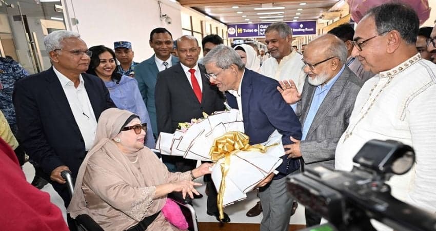 খালেদা জিয়ার হাতে গুলশানের বাড়ির কাগজ তুলে দিলেন গণপূর্ত উপদেষ্টা