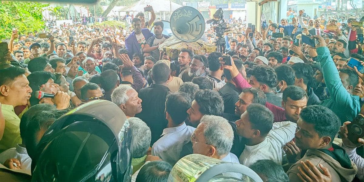 ভোট পুনর্গণনার দাবিতে উত্তাল রংপুর, ডিসি কার্যালয় ঘেরাও