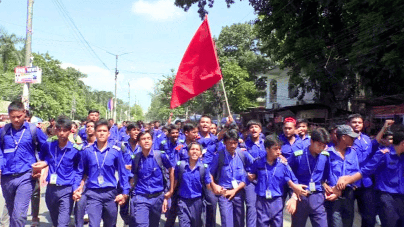 ‘বর্ণবাদী আচরণে’র প্রতিবাদে রংপুরে এসপি কার্যালয় ঘেরাও