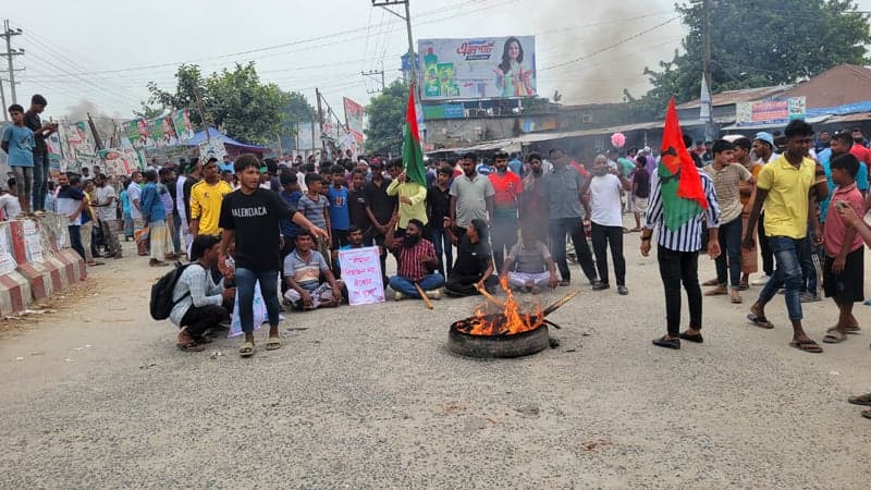 পাবনা-১ আসন পুনর্বহালের দাবিতে মহাসড়ক অবরোধ