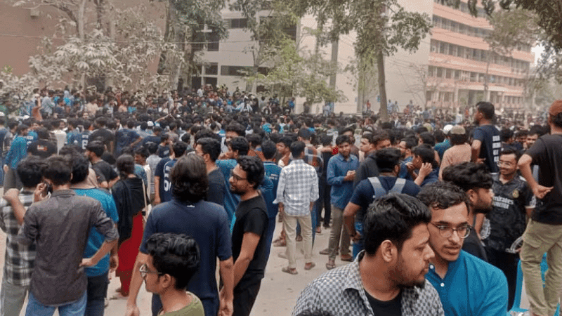 কুয়েটে একাডেমিক ও প্রশাসনিক ভবনে তালা, শিক্ষার্থীদের ক্লাস-পরীক্ষা বর্জন