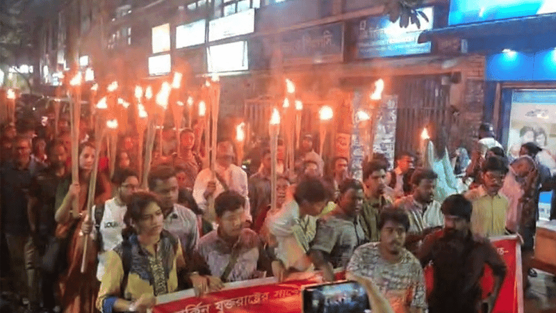 ঢাবিতে ড. ইউনূসের করা বাণিজ্যচুক্তির বিরুদ্ধে মশাল মিছিল