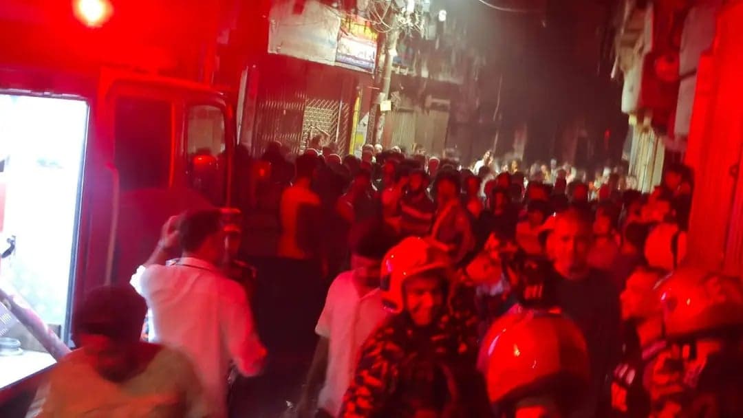 চকবাজারে গোডাউনে ভয়াবহ আগুন: ১২ ঘণ্টার চেষ্টায় নিয়ন্ত্রণে